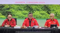 Sekjen PDIP Hasto Kristiyanto (tengah) ndi Gedung DPP PDIP, Menteng, Jakarta Pusat, Selasa (2/1/2024) (Liputan6.com/Nanda Perdana Putra)