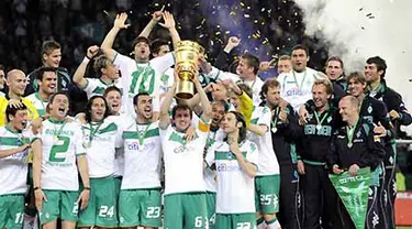 Werder Bremen&#039;s captain Frank Baumann and teammates celebrate with the trophy after DFB German Cup final match Werder Bremen vs Bayer Leverkusen on May 30, 2009 at Olympic stadium in Berlin. Werder won 1-0. AFP PHOTO/NIGEL TREBLIN