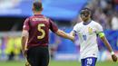 Striker Timnas Prancis, Kylian Mbappe (kanan) menyalami bek Timnas Belgia, Jan Vertonghen setelah berakhirnya laga babak 16 besar Euro 2024 di Merkur Spiel-Arena, Dusseldorf, Jerman, Senin (1/7/2024). (AP Photo/Darko Vojinovic)