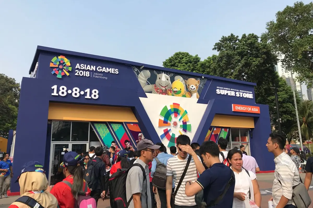 Para pengunjung di Stadion Gelora Bung Karno jelang pembukaan Asian Games 2018