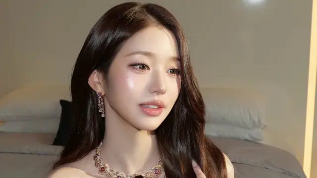Makeup Jang Wonyoung di Bvlgari Eclettica Jadi Sorotan, Visual Bak Barbie Hidup dengan Glowing Pink Look