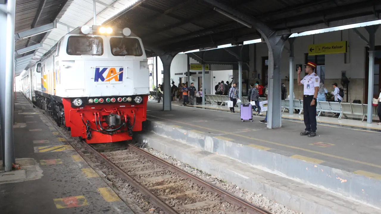Pemberangkatan kereta a[i luar biasa untuk mengakut peserta gerak jalan tradisional Tanggul- Jember dari Stasiun Jember (Istimewa)