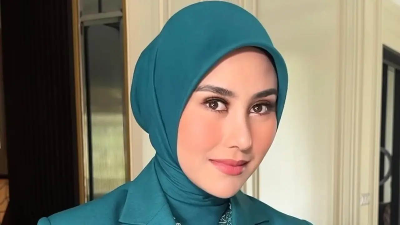 Potret Makeup Syahnaz Sadiqah Resmi Dilantik Ketua TP PKK dan TP Posyandu Bandung Barat Ritchie Ismail atau Jeje kini resmi menjadi Bupati B