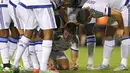 Gary Cahill mendapatkan ucapan selamat dari pemain lainnya usai mencetak gol di International Champions Cup 2015 di Landover, Maryland, Rabu (29/7/2015). Chelsea menang 4-2 lewat adu penalti, usai bermain imbang 2-2 waktu normal. (AFP/Patrick Smith)