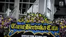 Karangan bunga terlihat di dekat lokasi ledakan bom, Terminal Kampung Melayu, Jakarta Timur, Kamis (25/5). Karangan bunga itu tanda duka cita pihak kepolisian terhadap tiga polisi yang gugur dan para korban luka. (Liputan6.com/Faizal Fanani)