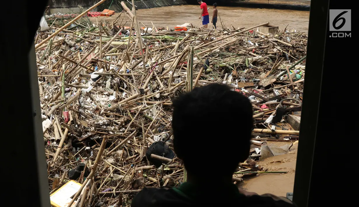 Sampah yang didominasi potongan bambu dan botol plastik menumpuk di Pintu Air Manggarai, Jakarta, Jumat (26/4). Sampah ini terbawa arus sungai Ciliwung akibat curah hujan yang tinggi di kawasan Bogor dan sekitarnya, Kamis (25/4). (Liputan6.com/Helmi Fithriansyah)