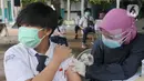 Paramedis memberikan suntikan vaksinasi kepada murid SMP di SMPN 11, Serpong, Tangerang Selatan, Rabu (14/072021). Dinas Kesehatan Tangerang Selatan menggelar vaksinasi COVID-19 perdana, Rabu (14/7/2021) dengan  menargetkan 1.000 pelajar. (merdeka.com/Arie Basuki)