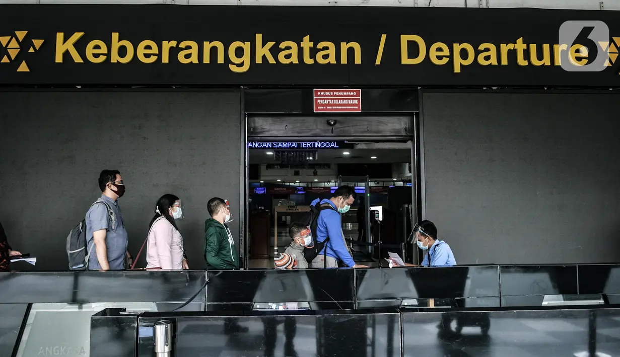 Calon penumpang saat melakukan validasi hasil rapid test sebelum chek in di Bandara Halim Perdanakusuma, Jakarta, Kamis (17/12/2020). Penumpang yang ingin keluar masuk Jakarta wajib untuk melakukan rapid test antigen mulai 18 Desember 2020 - 8 Januari 2021. (merdeka.com/Iqbal Nugroho)