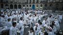 Peserta menikmati makan malam sambil berbincang saat acara 'Diner en blanc' atau 'Makan Malam Putih' di Place Vendome, Paris, Rabu (8/6). Untuk  mendapatkan undangan, peserta harus mengenal seorang anggota organisasi Diner en Blanc. (PHILIPPE LOPE/AFP)