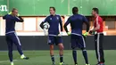 Jasper Cillessen (kiri) tengah becanda dengan rekan satu timnya dan pelatih kiper Ajax Amsterdam. (Bola.com/Reza Khomaini)