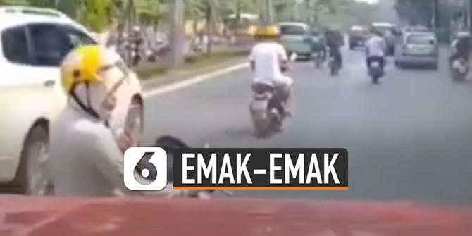 VIDEO: Emak-Emak Berhenti dan Asyik Main Handphone di Tengah Jalan