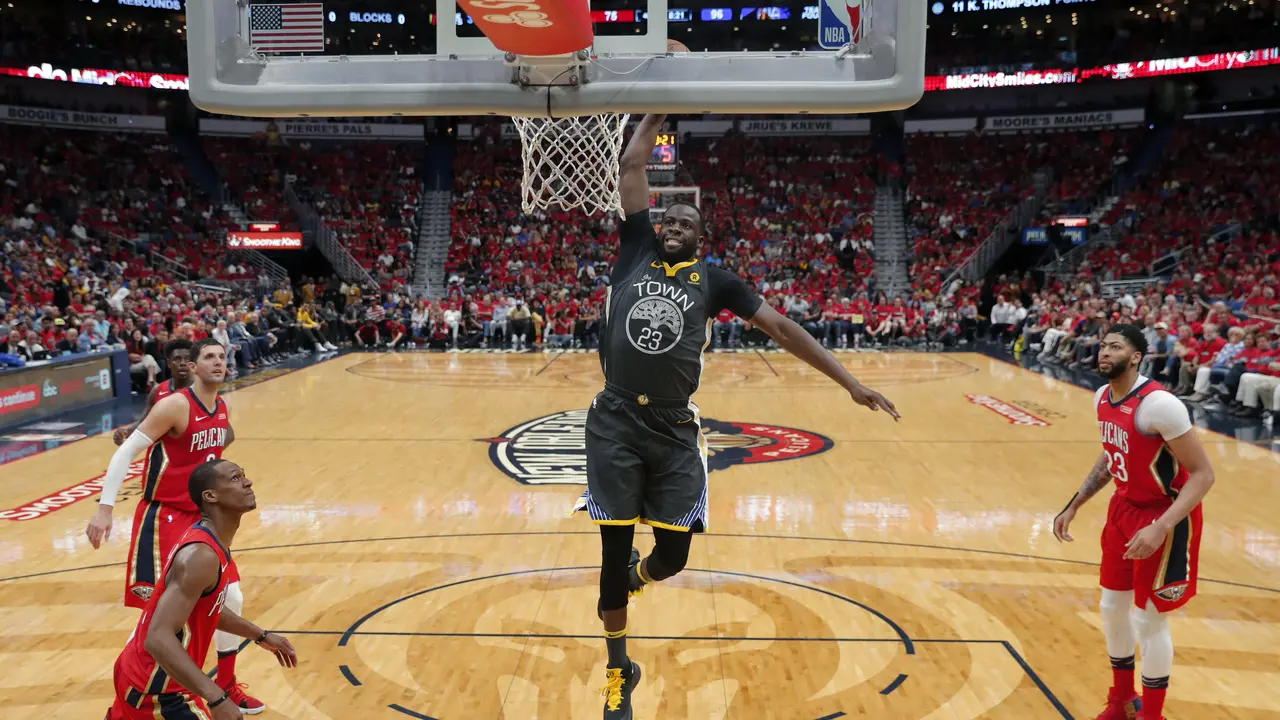 Bintang Warriors Draymond Green melakukan slam dunk saat Warriors kalahkan Pelicans di play-off NBA