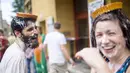 Peserta tertawa ketika kue pai mendarat di atas kepalanya dalam acara "pie fight" di Berlin, Jerman, 19 Juni 2015. Acara ini diselenggarakan oleh sebuah bioskop di Jerman. (REUTERS/Hannibal Hanschke)