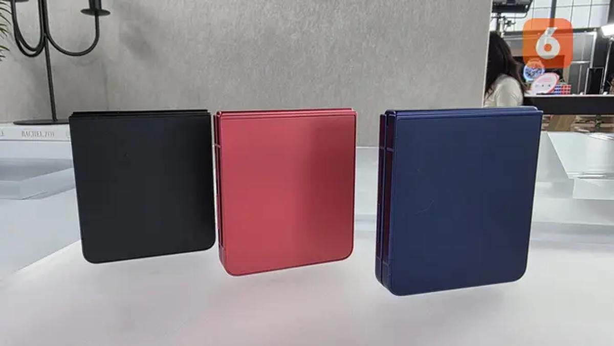 Tampak belakang dan pilihan warna Galaxy Z Flip7. (Liputan6.com/ Agustinus Mario Damar)