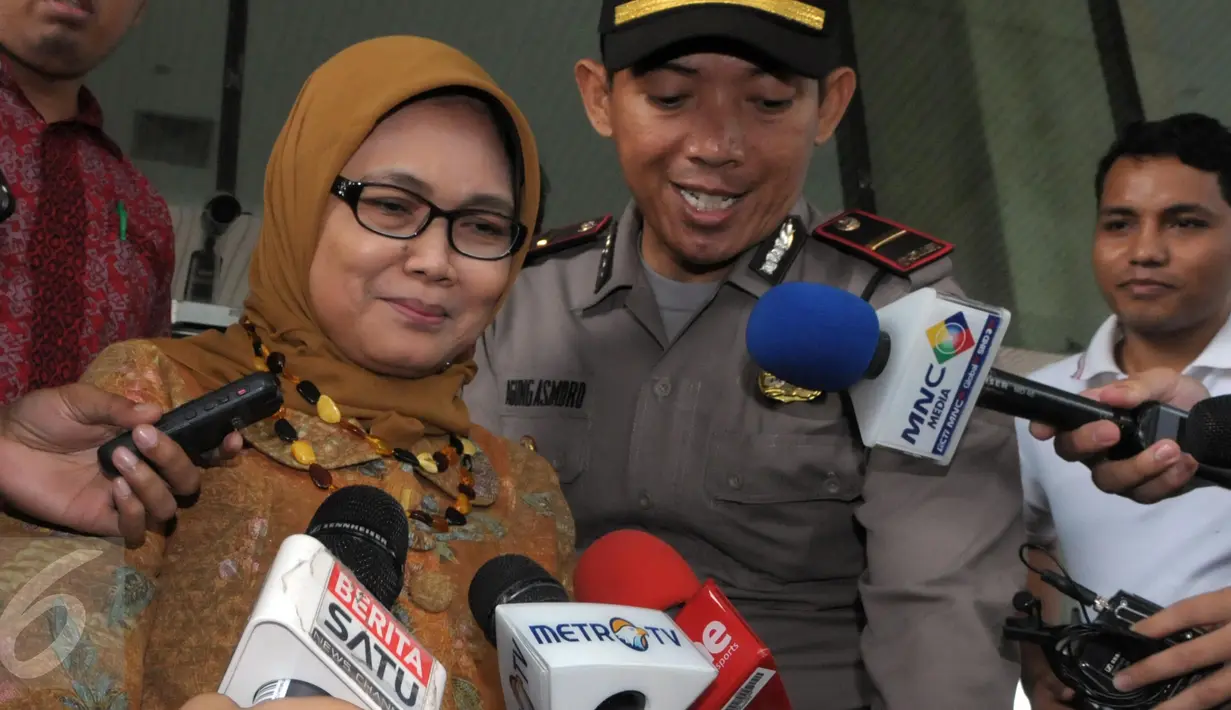 Sekjen DPR Winantuningtyastiti usai menjalani pemeriksaan di Gedung KPK, Jakarta, (13/5). Winantuningtyastiti diperiksa sebagai saksi kasus dugaan suap di Kementerian Pekerjaan Umum dan Perumahan Rakyat tahun anggaran 2016. (Liputan6.com/Helmi Afandi)