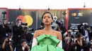 Taylor Russell berpose untuk fotografer setibanya di pemutaran perdana film 'Bones and All' selama Venice Film Festival ke-79 di Venesia, Italia (2/9/2022). Taylor Russell yang berusia 28 tahun tampil memukau di karpet merah dengan gaun hijau zamrud. (Photo by Vianney Le Caer/Invision/AP)