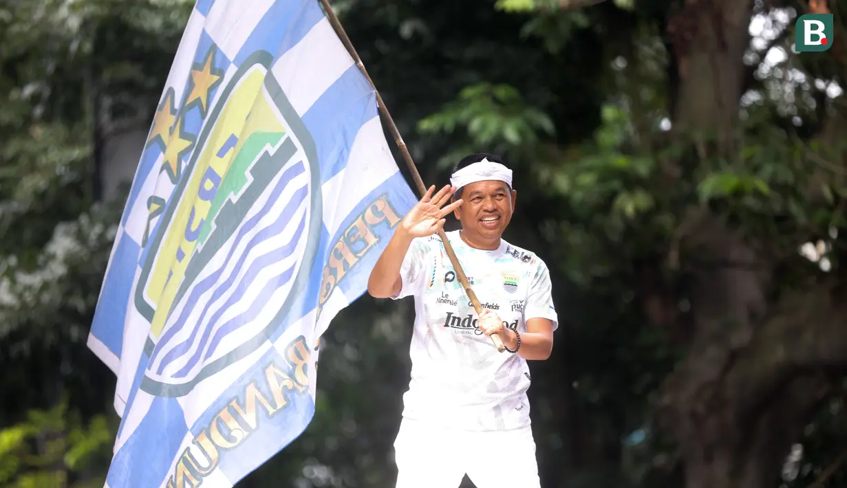 Pria yang akrab disapa KDM ini menggelontorkan bonus untuk Persib Bandung senilai Rp 1 Miliar sebagai bentuk apresiasi kepada tim Maung Bandung yang sudah meraih back to back juara. (Bola.com/M Iqbal Ichsan)