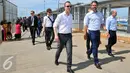 Menteri Lingkungan dan Pangan Denmark, Esben Lunde Larsen bersama stafnya saat mengunjungi Muara Angke, Jakarta, Senin (11/4/2016). Kedatangan Esben untuk melihat kondisi sampah di pinggiran Pantai Muara Angke. (Liputan6.com/Yoppy Renato)