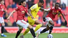 Pemain Manchester United, Edinson Cavani (kiri) dan Aaron Wan-Bissaka bersaing dengan gelandang Fulham, Mario Lemina pada pekan 37 Liga Inggris di Stadion Old Trafford, Rabu (19/5/2021) dinihari WIB. MU kembali gagal menang setelah ditahan imbang 1-1 oleh tamunya Fulham (Laurence Griffiths/POOL/AFP)
