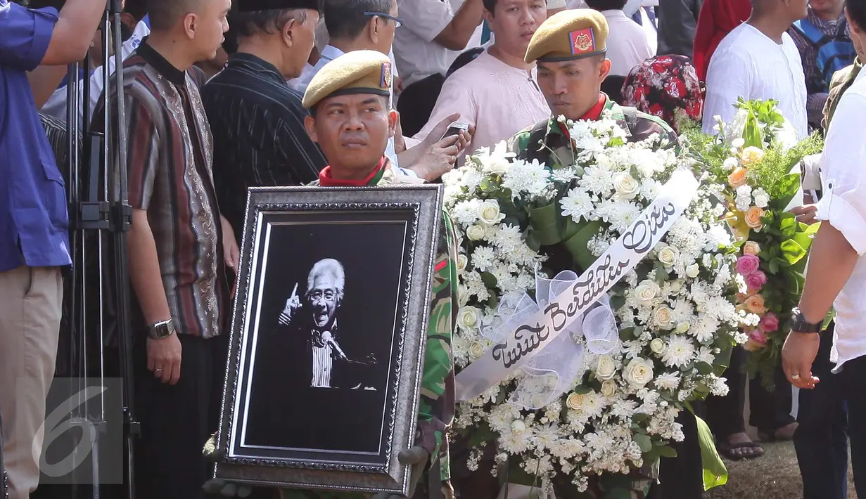 Suasana pemakaman pengacara senior Adnan Buyung Nasution di TPU Tanah Kusir, Jakarta, Kamis (24/9/2015). Adnan meninggal dunia pada Rabu (23/9) di RSPI setelah dirawat karena mengalami gangguan jantung dan ginjal. (Liputan6.com/Angga Yuniar)