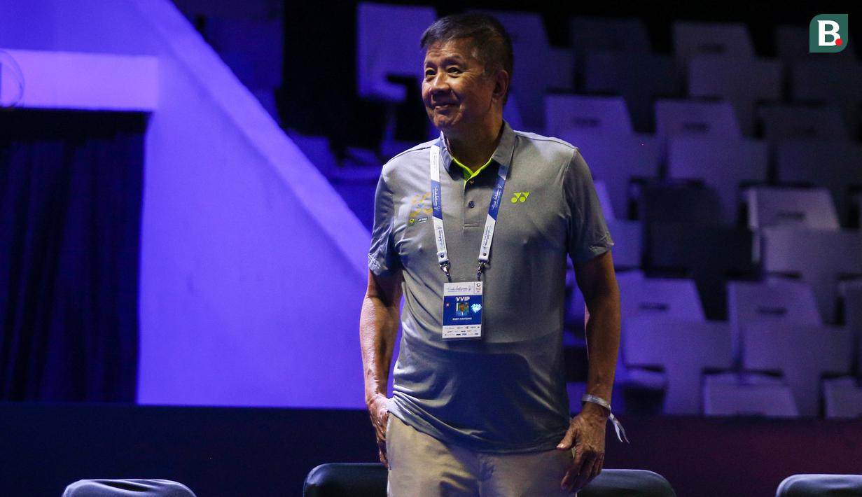 <p>Legenda pebulu tangkis Indonesia, Rudy Hartono saat acara peringatan 50 tahun kerjasama antara Yonex dan PBSI di Istora Senayan, Jakarta, Sabtu (18/06/2022). (Bola.com/Bagaskara Lazuardi)</p>