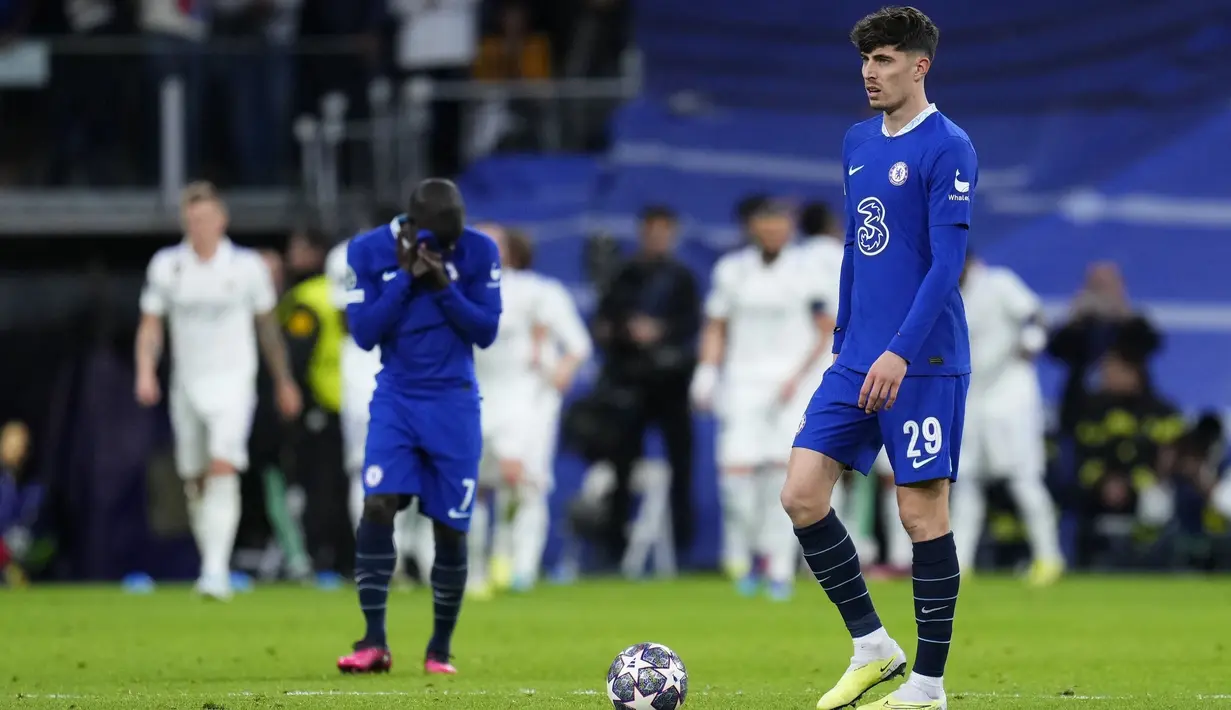 Reaksi kecewa pemain Chelsea, Kai Havertz setelah kalah dari Real Madrid pada laga leg pertama perempat final Liga Champions 2022/2023 melawan Chelsea di Santiago Bernabeu, Madrid, Kamis (13/04/2023) WIB. The Blues tumbang dengan skor 0-2. (AFP/Oscar Del Pozo)