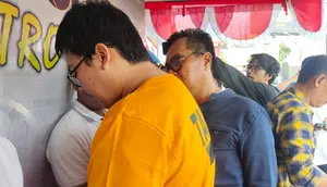 Tersangka pembunuh mahasiswa UI saat mengakui perbuatannya di hadapan awak media di Polres Metro Depok. (Liputan6.com/Dicky Agung Prihanto)
&nbsp;