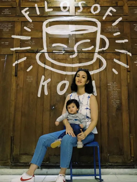 Untuk memiliki seorang Salma, Rio Dewanto dan Atiqah Hasiholan harus menunggu dalam waktu yang cukup lama. Menikah di tahun 2013, keduanya baru dikaruniai momongan pada Juni 2017 lalu. (Instagram/riodewanto)