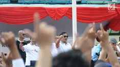 Calon Presiden nomor urut 02, Prabowo Subianto menghadiri kegiatan jalan sehat di kawasan Jakarta Pusat, Sabtu (2/2).  Acara yang digelar oleh relawan Roemah Djoeang ini mengambil rute dari Irti Monas menuju Lapangan Banteng (Liputan6.com/Herman Zakharia)