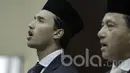 Ezra Walian pesepak bola naturalisasi asal Belanda menyanyikan lagu Indonesia Raya saat menjalani pengambilan sumpah menjadi WNI pada Kamis (18/5/2017) di Kanwil Menhukham, Jakarta. (Bola.com/Peksi Cahyo)