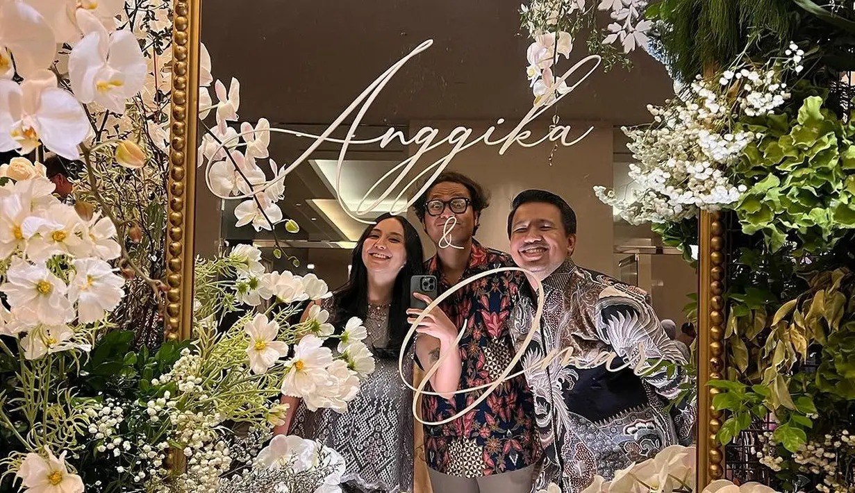 Hadir juga pasutri Jojo Suherman dan Clairine Clay yang kompak kenakan batik nuansa hitam-putih. [@jojosuherman].