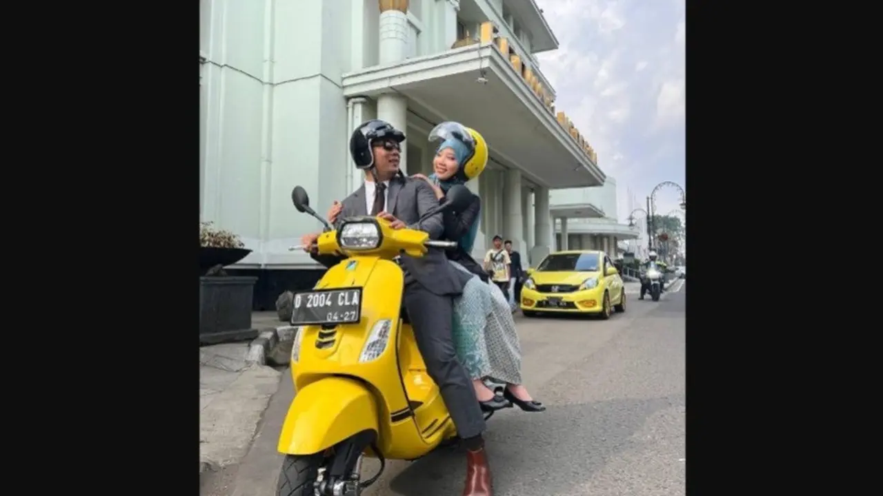 Putri Ridwan Kamil, Camillia Laetitia Azzahra atau Zara merayakan wisuda kelulusan sekolahnya di SMAN 3 Bandung, Jawa Barat pada Kamis 16 Juni 2022.