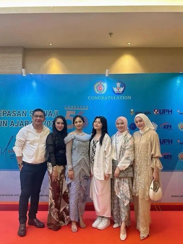 6 Potret Wisuda Shakiena Azalea Putri Pasha Ungu yang Dihadiri Okie Agustina dan Adelia, Kompak Berbusana Pastel