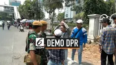 Personel TNI membubarkan pelajar yang akan berdemo ke gedung DPR RI, massa pelajar namyak berkumpulan di kawasan Slipi Jakbar untuk berdemo ke gedung DPR RI.