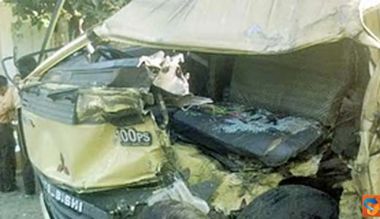Citizen6, Lamongan: Truk bernomor polisi N 9225 TB, mengalami kerusakan paling parah dibagian depan. (Pengirim: David)