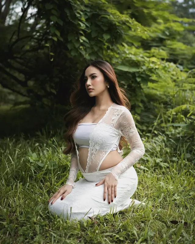 Potret Mahalini umumkan kehamilan anak pertama, tampil menawan pamer baby bump