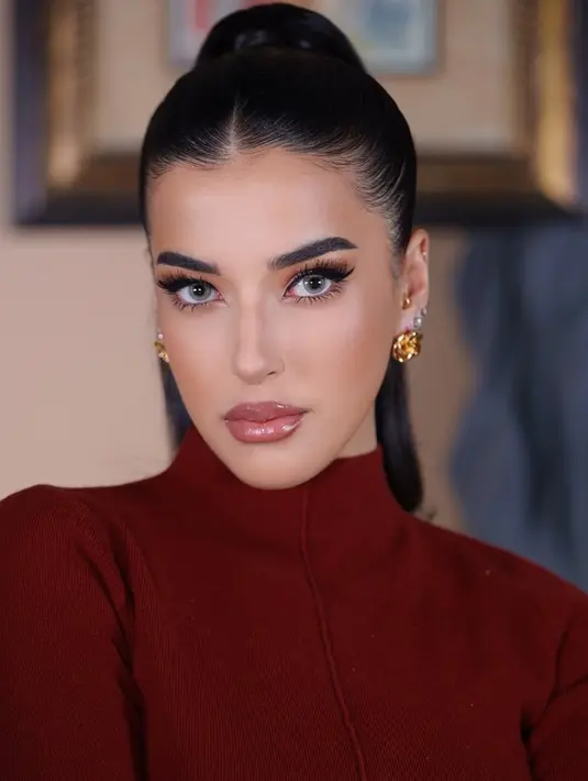 Dengan rambut sleek yang ditata rapi dalam gaya kuncir kuda tinggi, riasan Tasya tampak makin menonjol. [@tasyafarasya].
