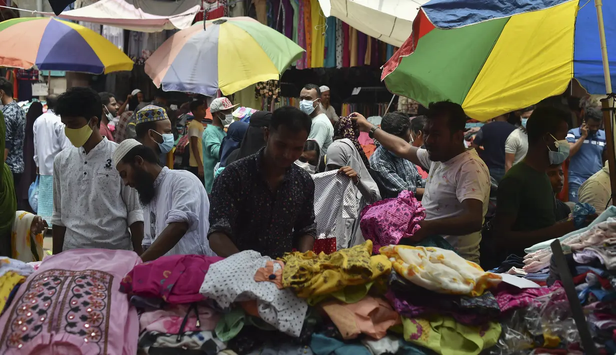 Sejumlah pembeli mencari berbagai kebutuhan menjelang Idul Fitri di Dhaka New Market di Dhaka, Bangladesh, Rabu (12/5/2021). Umat Islam di dunia mulai sibuk mempersiapkan diri menyambut hari kemenangan setelah sebulan menjalankan ibadah puasa Ramadhan. (Munir Uz zaman / AFP)