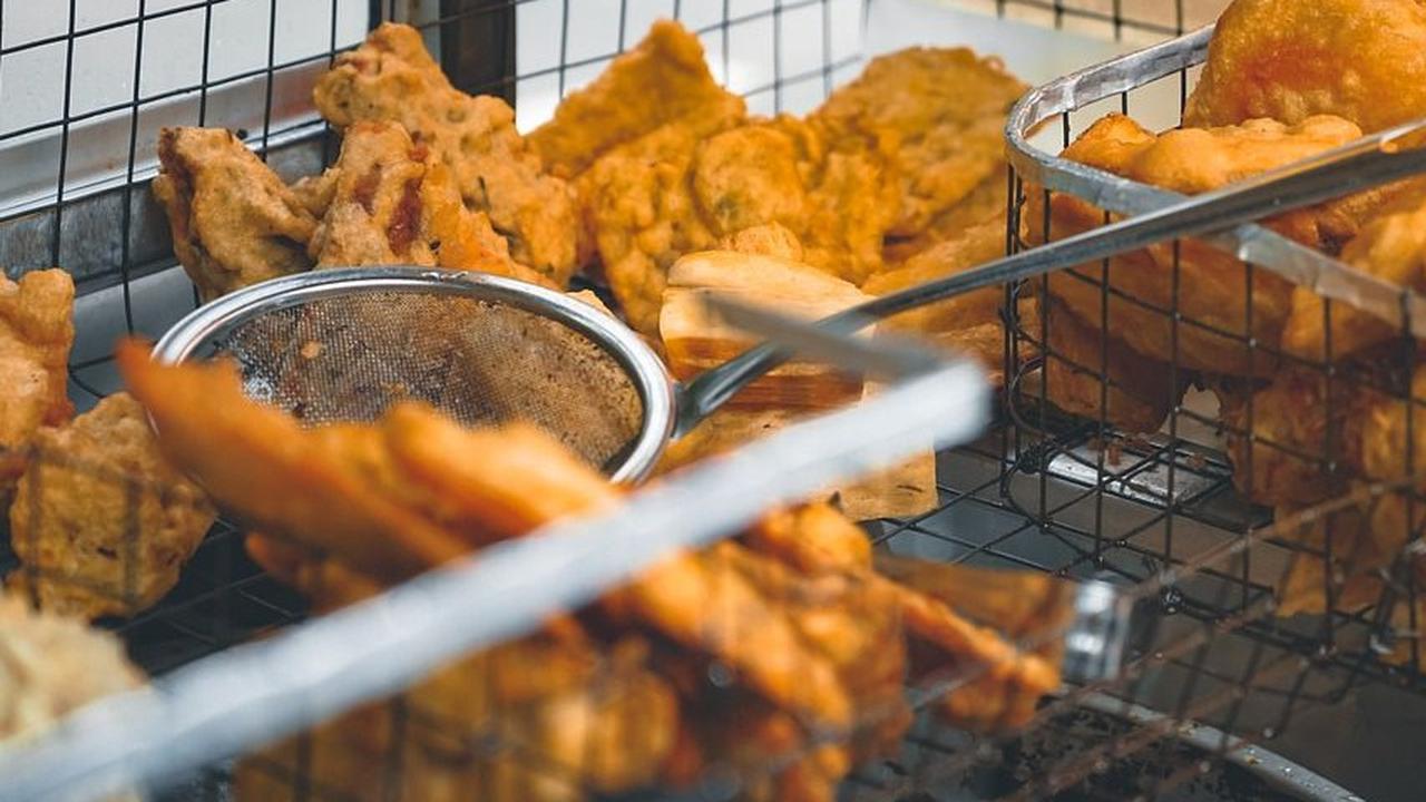 Benarkah Gorengan Plastik Lebih Renyah? Waspadai Ancaman Kanker dan Penyakit Lainnya!