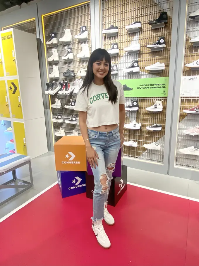 Aurelie Moeremans Mengenakan Converse Run Star Trainer