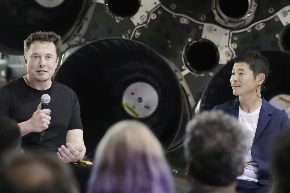 Elon Musk menunjuk miliarder Jepang Yusaku Maezawa sebagai penumpang perdana perjalanan wisata ke Bulan (AP)