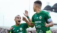 Riko Simanjuntak dan Gustavo Tocantins merayakan gol PSS Sleman ke gawang PSIS Semarang pada duel pekan ke-27 Pegadaian Championship 2025/2026. (Doc PSS)