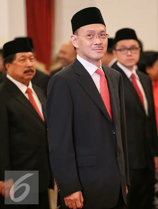 Anggota KEIN, Eddy Sariaatmadja sebelum mengikuti prosesi pelantikan KEIN di Istana Negara, Jakarta, Rabu (20/1/2016). Sebelum pengambilan sumpah, dibacakan SK Presiden Tahun 2016 Nomor 12 tanggal 19 Januari 2016. (Liputan6.com/Faizal Fanani)