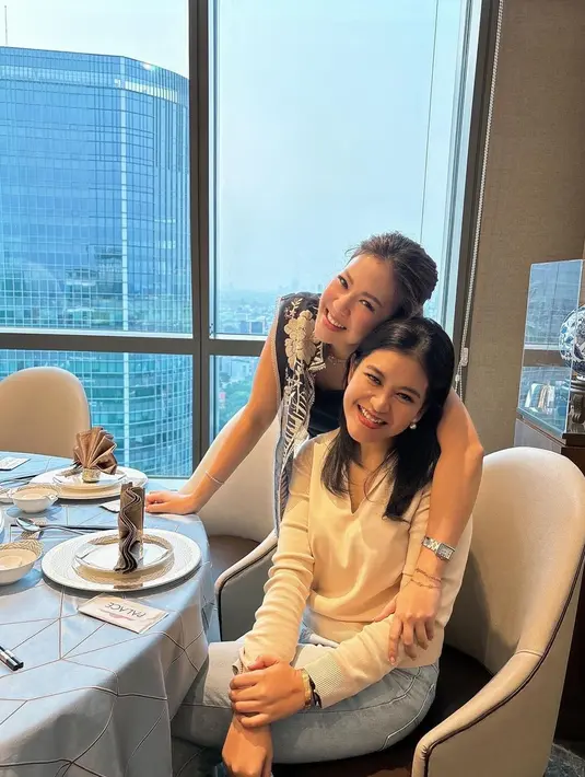 Hangout dengan Harumi, Kahiyang Ayu bergaya feminin kasual memadukan long sleeve putih light jeans [@harumips]