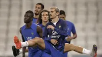 Penyerang Prancis, Antoine Griezmann bersama rekan setimnya melakukan pemanasan selama sesi latihan di stadion Jassim Bin Hamad di Doha, Qatar, Senin, 12 Desember 2022.  Ini akan menjadi semifinal ketujuh bagi Prancis sepanjang gelaran Piala Dunia. (AP Photo/Christophe Ena)