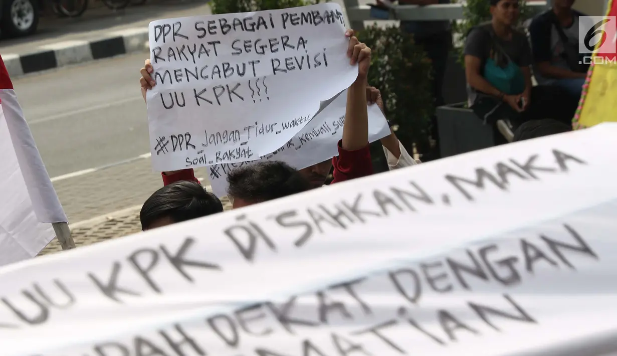 Sejumlah mahasiswa yang mengatasnamakan Aliansi Mahasiswa Hukum Indonesia saat berunjuk rasa di depan Gedung KPK, Jakarta, Selasa (17/9/2019). Dalam aksinya mereka menolak revisi UU KPK karena dianggap melemahkan institusi tersebut. (Liputan6.com/Helmi Fithriansyah)