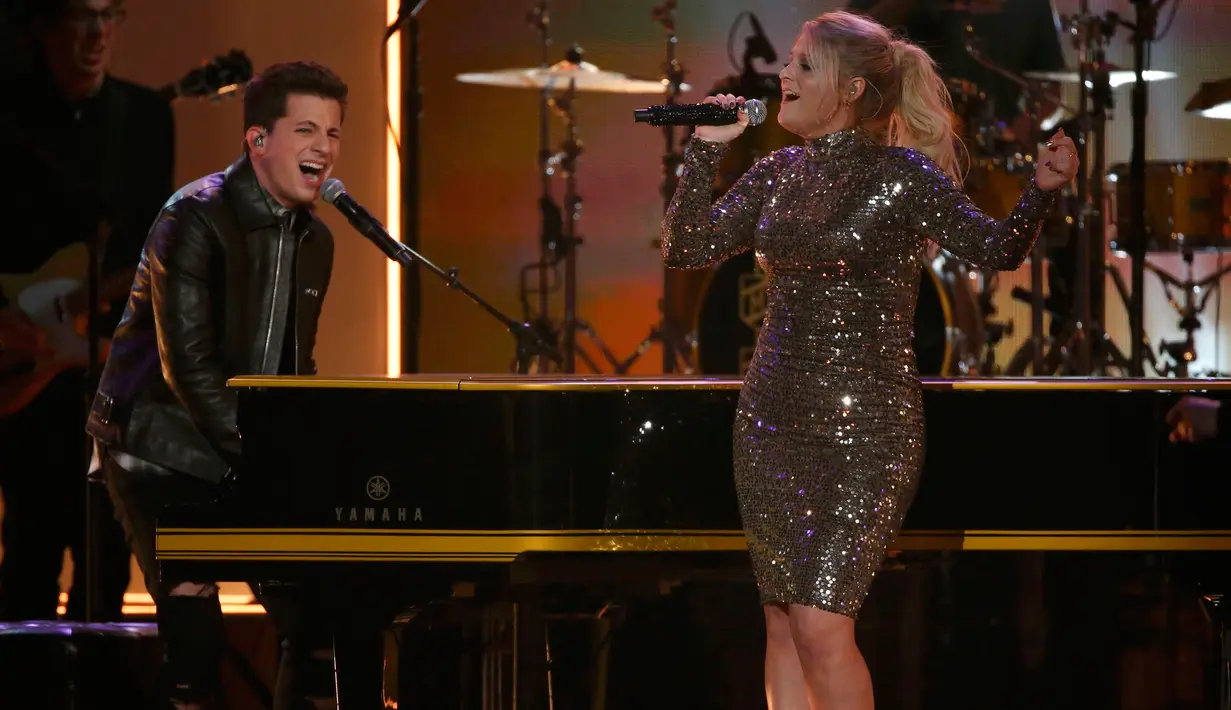 Charlie Puth dan Meghan Trainor membawakan lagu berjudul "Marvin Gaye" pada  American Music Awards 2015  di Los Angeles , California, (22/11). Lagu mereka berjudul "Marvin Gaye" menduduki puncak tangga lagu di 26 negara. (REUTERS/Mario Anzuoni)