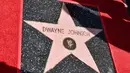 Sebuah plakat bintang atas nama Dwayne Johnson terlihat selama upacara penganugerahaan bintang Hollywood Walk of Fame  di Los Angeles, Jumat (13/12). (Alberto E. Rodriguez/AFP)