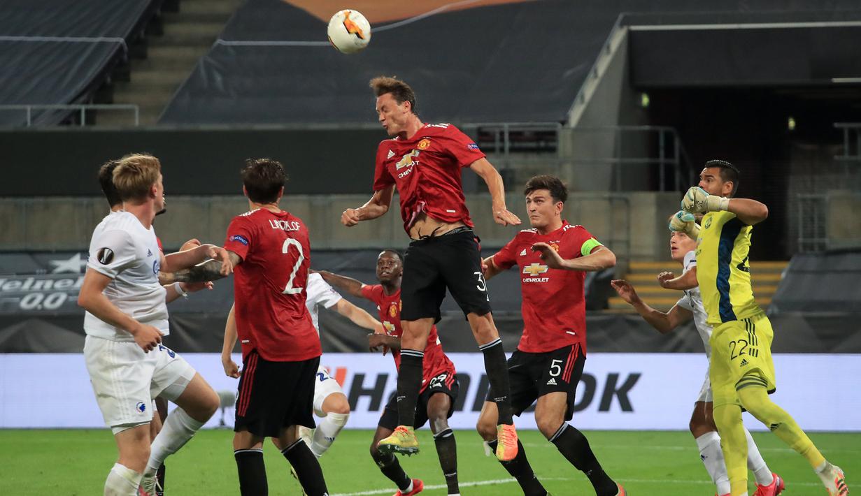 Gelandang Manchester United, Nemanja Matic, berusaha menyundul bola saat menghadapi Copenhagen pada laga perempat final Liga Europa di RheinEnergie Stadion, Jerman, Selasa (11/8/2020) dini hari WIB. Manchester United menang 1-0 atas Copenhagen. (AFP/Wolfgang Rattay/pool)