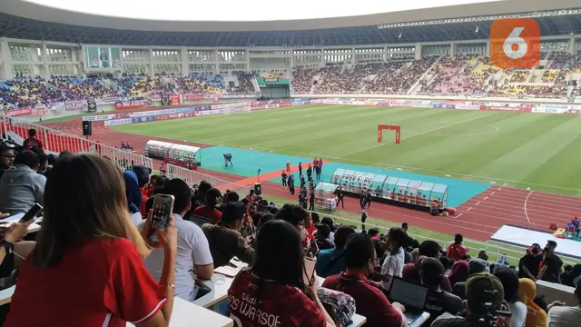 Suasana Stadion Manahan dalam laga pembukaan Piala Presiden 2022
